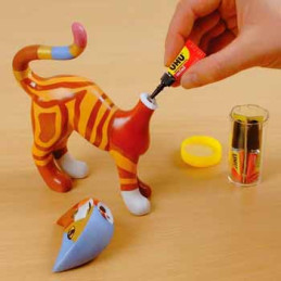 Super Cola rápida,  extremamente forte, UHU, superfícies pequenas.