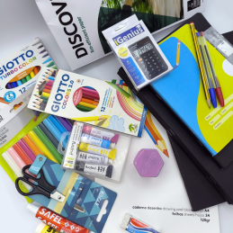 KIT ESCOLAR - 1º CICLO, Material Escolar, Caderno, Canetas, Maped, Ambar, Capa Preta, Lápis, Aguarelas, Caneta BIC, UHU, Giotto